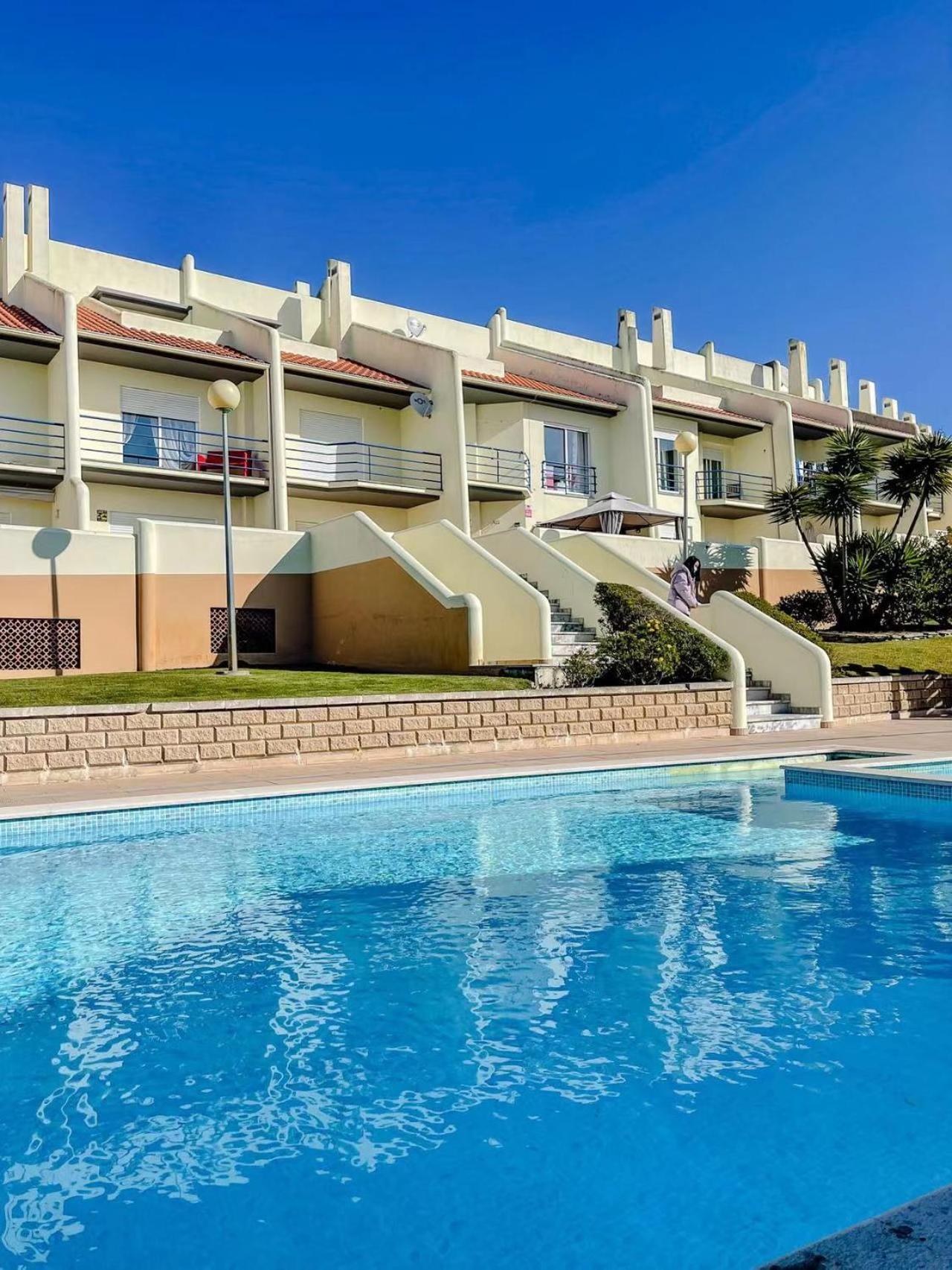 Seaside Room In A Peniche Townhouse Featuring A Private Bathroom And Shared Access To The Swimming Pool And Kitchen Atouguia Da Baleia Exterior foto