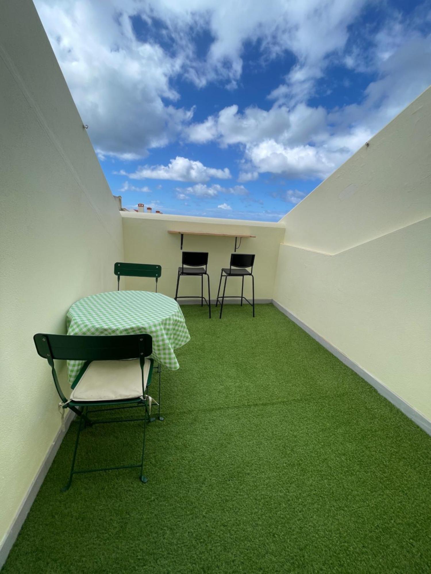 Seaside Room In A Peniche Townhouse Featuring A Private Bathroom And Shared Access To The Swimming Pool And Kitchen Atouguia Da Baleia Exterior foto